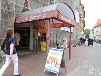 Der Baldachin markiert in der Langen Straße den Eingang zu den Theatergassen. Foto: Barbara Herbst