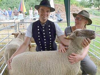 Sebastian Heidenreich und seine Mutter Verena machen mit ihrer Kreuzung auf ihre Zucht aufmerksam. Foto: Gabi Bertram
