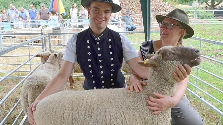Sebastian Heidenreich und seine Mutter Verena machen mit ihrer Kreuzung auf ihre Zucht aufmerksam. Foto: Gabi Bertram