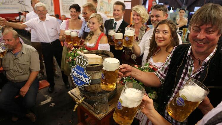 Die Ehrengäste bei der Bierprobe  Foto: Barbara Herbst
