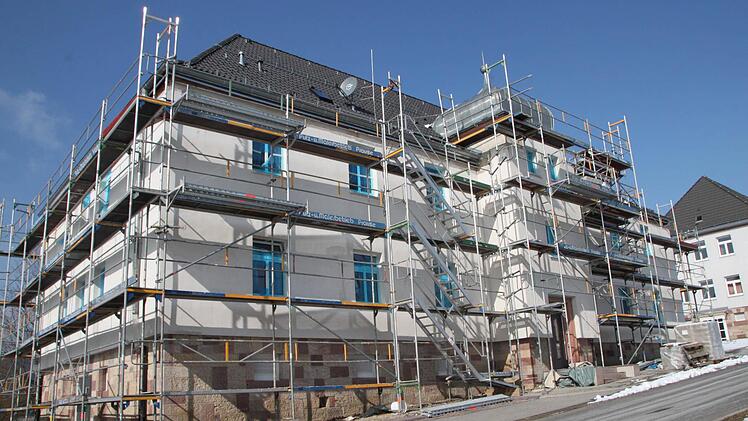 Dieses Haus befindet sich noch mitten in der Sanierung. Insgesamt steckt der Bund in den nächsten Jahren 50 Millionen Euro in die Rhön-Kaserne. Foto: Ulrike Müller