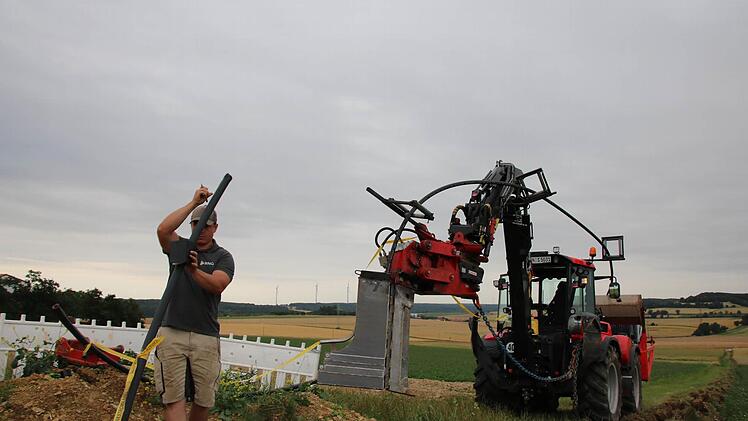 Benjamin Risch pflügt das Lehrrohr für das Glasfaserkabel ein. Foto: Ralf Ruppert