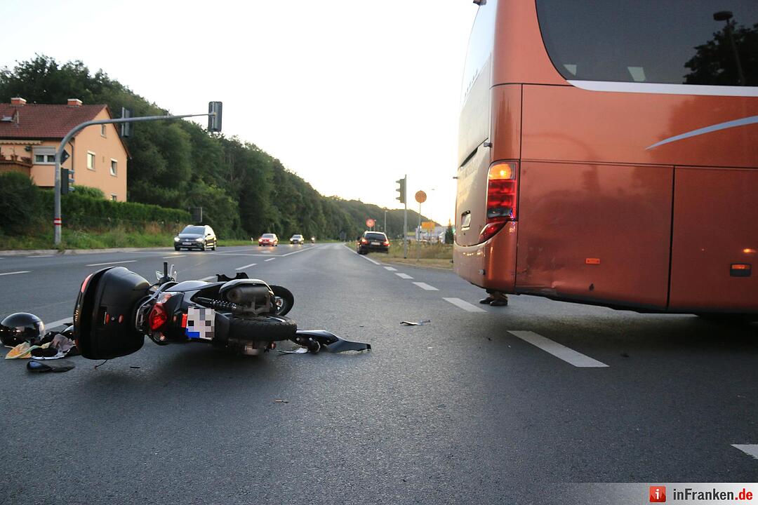 Bus missachtet Rotlicht - Rollerfahrer bei Kollision schwer verletzt