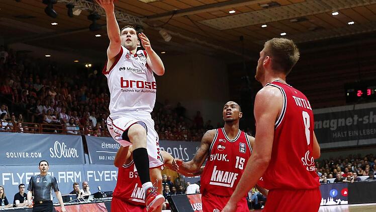 Janis Strelnieks (Bamberg, in weiß) punktet in Spiel 2 des Playoffs-Viertelfinales der vergangenen Saison. Die Würzburger schauen nur zu. Foto: Daniel Löb