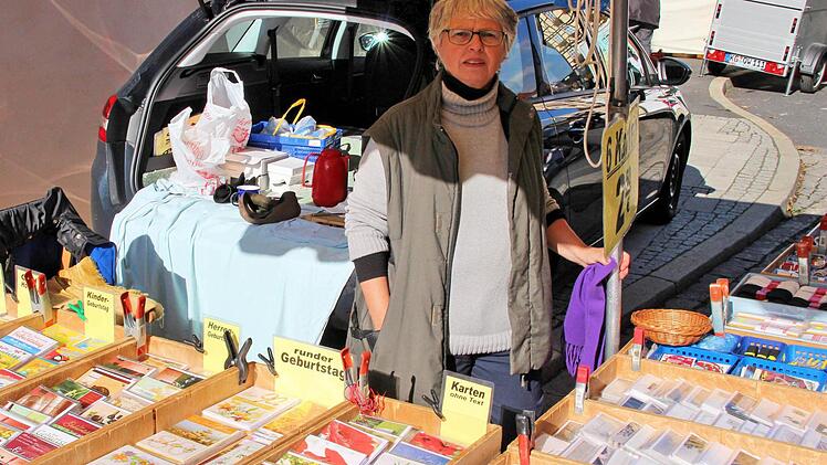 Glückwunschkarten, Schuhbändel, Nähgarn gab es am Stand von Gabriele Eider aus Flieden (Osthessen). Foto: Dieter Britz