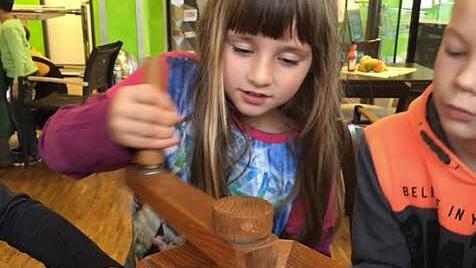 Eine Sch&uuml;lerin probiert sich an der Kornm&uuml;hle aus.  Foto: Martina Eier