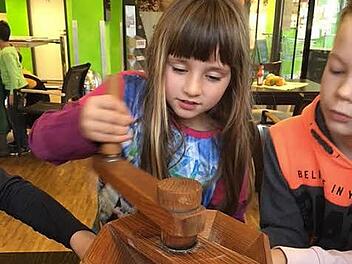 Eine Sch&uuml;lerin probiert sich an der Kornm&uuml;hle aus.  Foto: Martina Eier