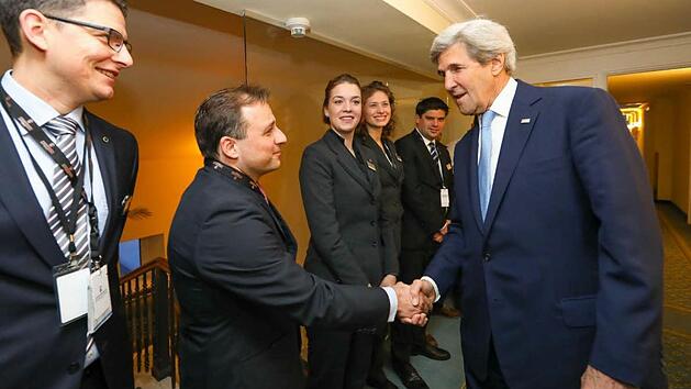 Ein H&auml;ndedruck zum Abschied: Heiko Dilger mit dem scheidenden US-Au&szlig;enminister John Kerry  Foto: Marcel Giger