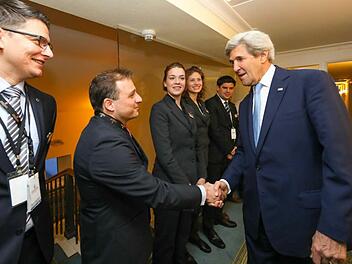 Ein Händedruck zum Abschied: Heiko Dilger mit dem scheidenden US-Außenminister John Kerry  Foto: Marcel Giger