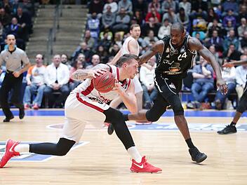 Daniel Theis (mit Ball) unterstrich auch in Frankfurt sein aktuell starke Form. Hier versucht Mike Morrison vergeblich, den Bamberger Center zu stoppen. Foto: Storch