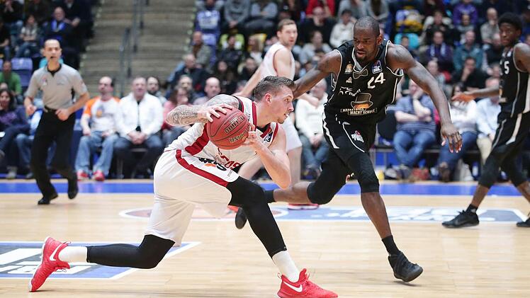 Daniel Theis (mit Ball) unterstrich auch in Frankfurt sein aktuell starke Form. Hier versucht Mike Morrison vergeblich, den Bamberger Center zu stoppen. Foto: Storch