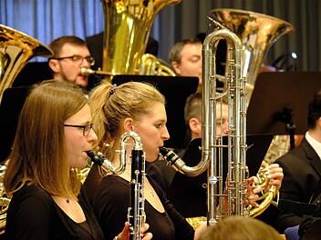 Selten in einem Orchester anzutreffen ist die Kontrabass-Klarinette, gespielt von Lisa Schuler (Mitte). Die Bass-Klarinette daneben sieht im Vergleich richtig zierlich aus.  Fotos: Gerd Schaar