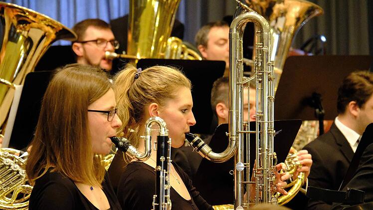 Selten in einem Orchester anzutreffen ist die Kontrabass-Klarinette, gespielt von Lisa Schuler (Mitte). Die Bass-Klarinette daneben sieht im Vergleich richtig zierlich aus.  Fotos: Gerd Schaar