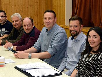 Der neue Vorstand des TV Jahn Winkels (von links): Eugen Baier (Sportbeauftragter), die beiden Präsidentenstellvertreter Wolfgang Loos und Bernd Hillenbrand , Präsident Holger Buczynski, Kassier Markus Otto und Schriftführerin Larissa Renninger.  Foto: Peter Rauch