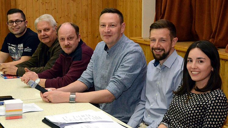 Der neue Vorstand des TV Jahn Winkels (von links): Eugen Baier (Sportbeauftragter), die beiden Präsidentenstellvertreter Wolfgang Loos und Bernd Hillenbrand , Präsident Holger Buczynski, Kassier Markus Otto und Schriftführerin Larissa Renninger.  Foto: Peter Rauch