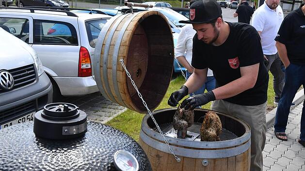 Gefl&uuml;gel aus dem zum Gas-Smoker umgebauten Fass und diverse nagelneue Grills gab es auf der Messe. Foto: Ronald Rinklef