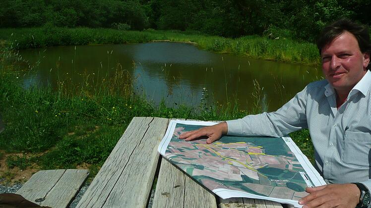 Sulzfelds B&uuml;rgermeister J&uuml;rgen Heusinger ist zufrieden mit dem "Boden-st&auml;ndig-Programm", das f&uuml;r weniger Bodenerosion sorgen soll. Im Fr&uuml;hjahr wurde beim Katzensteinsee ein Becken (siehe Foto) angelegt, in dem sich eingeschwemmte Erde absetzen soll. Foto: Michael Petzold