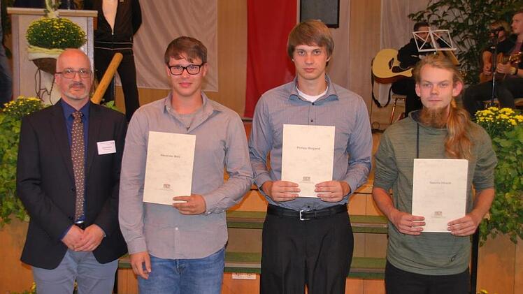 Meisterbriefe &uuml;bergeben (von links): Nikolai Kendzia  vom Amt f&uuml;r Ern&auml;hrung, Landwirtschaft und Forsten in Kitzingen mit Alexander Metz, Philipp Weigand und Sascha Hirsch aus dem Landkreis Bad Kissingen. Herbert Markert
