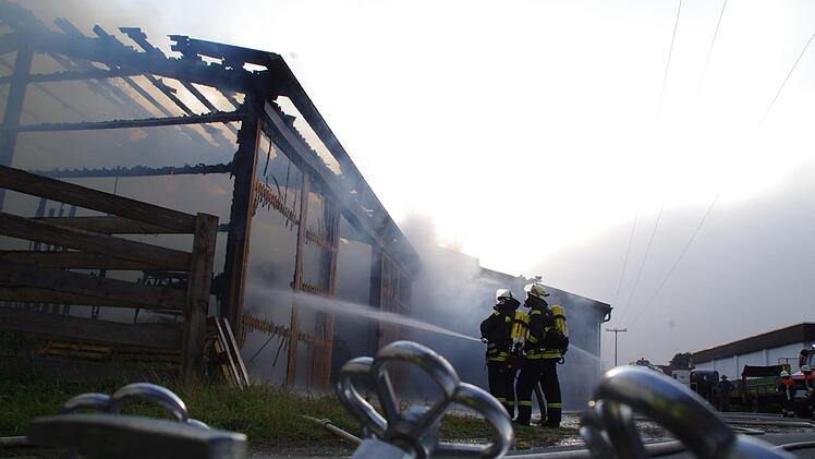 Die Feuerwehren beim Löschen des Scheunenbrandes. Foto: Marco Meißner