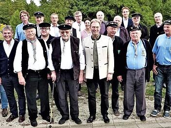 Landrat Klaus Löffler mit den Ehrenfloßmeistern, Floßmeistern, Vorständen und Ehrengästen beim Kreisflößertreffen in Neuses.  Fotos: Gerd Fleischmann