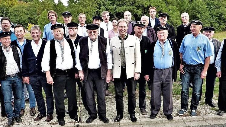 Landrat Klaus Löffler mit den Ehrenfloßmeistern, Floßmeistern, Vorständen und Ehrengästen beim Kreisflößertreffen in Neuses.  Fotos: Gerd Fleischmann