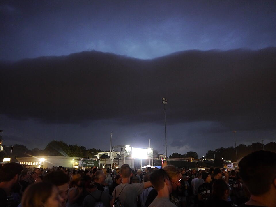 Rock im Park im Regen: Umwetter während Ärzte-Konzert