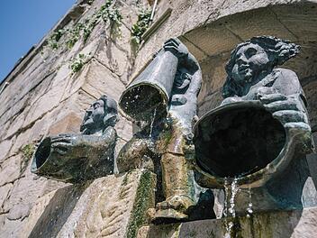 Im Stadtbild präsent: Der Brunnen an der Abfahrt vom Bamberger Tor zur Schwedenstraße erinnert an die mutige Abwehraktion der Kronacher Frauen, die die schwedischen Besatzer zum Rückzug zwang. Foto: Marian Hamacher