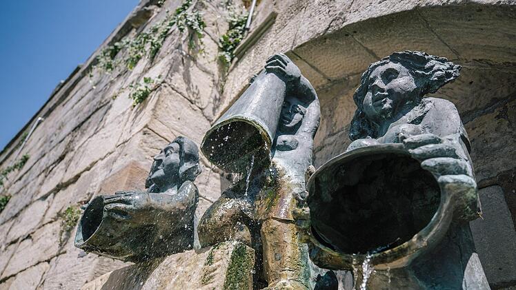 Im Stadtbild präsent: Der Brunnen an der Abfahrt vom Bamberger Tor zur Schwedenstraße erinnert an die mutige Abwehraktion der Kronacher Frauen, die die schwedischen Besatzer zum Rückzug zwang. Foto: Marian Hamacher