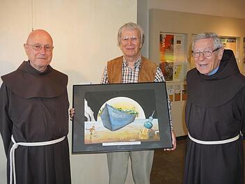 Peter Klier zeigt 40 Bilder aus  seinem biblischen Bilderzyklus   in einer Sonderausstellung auf dem Kreuzberg. Pater Georg  Andlinger und Pater Martin Domgolla ließen sich von ihm durch die  Ausstellung führen. Das hier gezeigte Bild ist die Arche in die heutigen Zeit  übersetzt mit einer untergehenden Kirche und dem geretteten Kreuz. Foto:  Marion Eckert