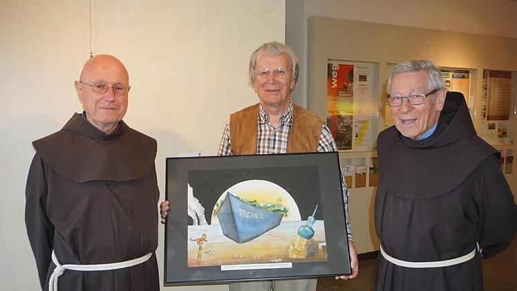 Peter Klier zeigt 40 Bilder aus  seinem biblischen Bilderzyklus   in einer Sonderausstellung auf dem Kreuzberg. Pater Georg  Andlinger und Pater Martin Domgolla ließen sich von ihm durch die  Ausstellung führen. Das hier gezeigte Bild ist die Arche in die heutigen Zeit  übersetzt mit einer untergehenden Kirche und dem geretteten Kreuz. Foto:  Marion Eckert