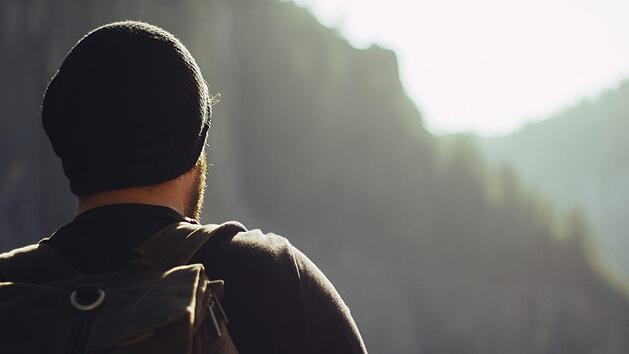 Wasserdichte Rucks&auml;cke sind vor allem an regnerischen Herbsttagen sehr praktisch. Sie k&ouml;nnen allerdings auch ziemlich stylisch sein. Symbolfoto: Free-Photos auf Pixabay