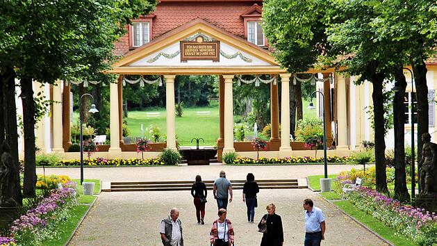 Blick in den Kurpark. Erfreulich ist die weiter sinkende Verschuldung Bad Bocklets. Foto: Werner Vogel/Archiv