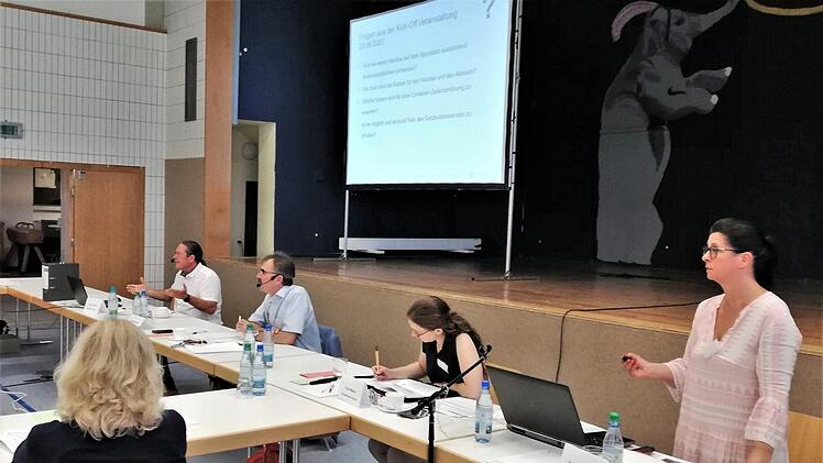 Sie präsentierten die Alternativen für Sanierung oder Neubau der Grundschule: (von links) Architekt Joachim Perleth (Architekturbüro Perleth, Schweinfurt), Bürgermeister Harald Hofmann, Stadt- und Raumplanerin Leonie Wabra und Architektin Christiane Wichmann (beide Büro Perleth); Schulleiterin Susanna Bickert (vorne) hört aufmerksam zu.Sigismund von Dobschütz
