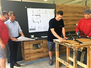 In der Werkstatt von Schrutka-Peukert wird an einer Bäckereieinrichtung für den Höreder Beck in Arnstein gearbeitet. Von links: Uwe Münch, Geschäftsführer Winfried Groß, Leon Beyer und Sebastian Schwab Foto: Stephan Tiroch