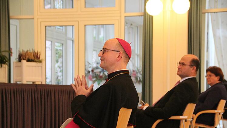 Bischof Jung segnete Mitarbeiter, Gäste und Gebäude. Foto: Franziska Keller