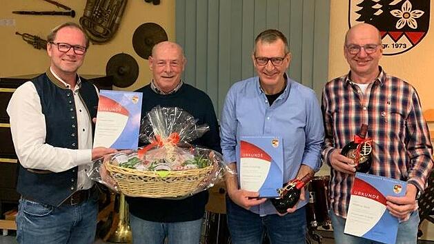 Von links: Ren&egrave; Beckmann, stellv. Kreisvorsitzender des Nordbayerischen Musikbundes (NBMB), Oswald Metz, Heiko Krakofsky, Matthias Beck