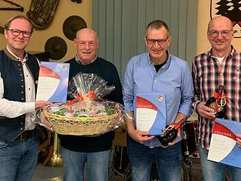 Von links: Renè Beckmann, stellv. Kreisvorsitzender des Nordbayerischen Musikbundes (NBMB), Oswald Metz, Heiko Krakofsky, Matthias Beck