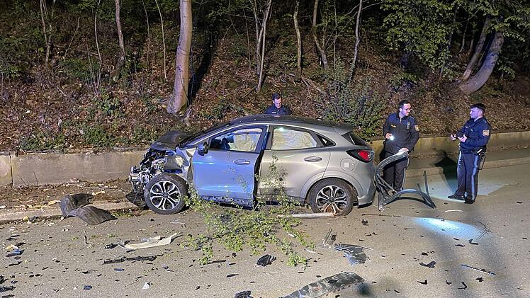 Helmbrechts: 19-Jähriger flüchtet vor der Polizei - und stürzt mit seinem Auto von einer Brücke