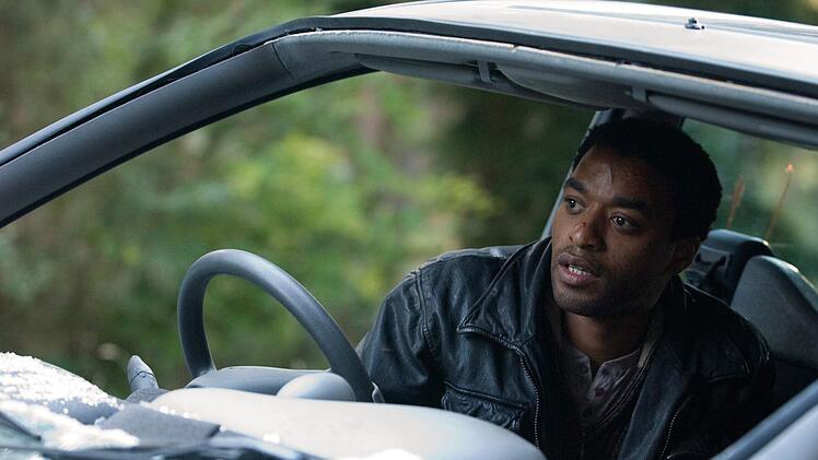In etwa 20 Jahren herrschen nur noch Terror, Angst und Unterdr&uuml;ckung in Gro&szlig;britannien: Alfonso Cuar&oacute;ns Zukunftsvision "The Children of Men" ist d&uuml;ster, aber durchaus realistisch. Bild: Chiwetel Ejiofor.