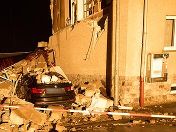 Mehrere H&auml;user nach Gewittersturm teilweise eingest&uuml;rzt