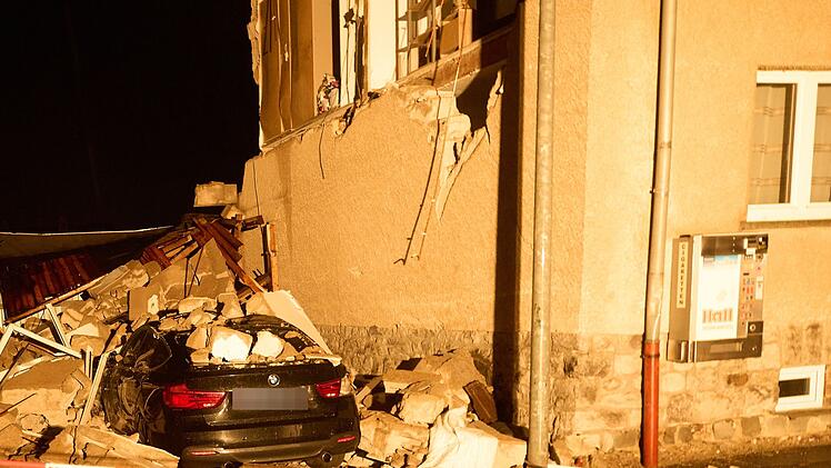 Mehrere H&auml;user nach Gewittersturm teilweise eingest&uuml;rzt