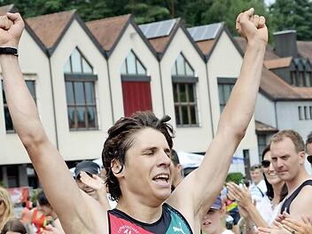 Geschafft: Andreas Rühling reißt die Arme in die Höhe und lässt sich feiern. Fotos: herzopress