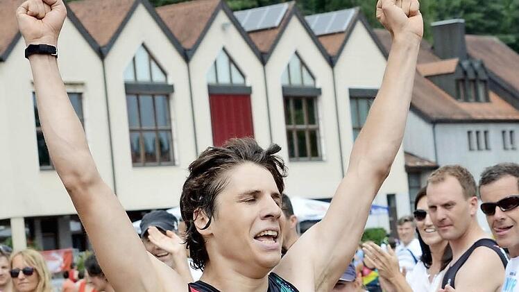 Geschafft: Andreas Rühling reißt die Arme in die Höhe und lässt sich feiern. Fotos: herzopress