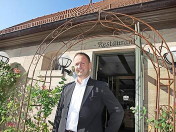 Norbert Nägel vor dem eigenen Lokal am Atzelsberg Foto: Michael Busch