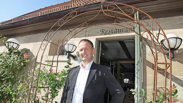 Norbert Nägel vor dem eigenen Lokal am Atzelsberg Foto: Michael Busch
