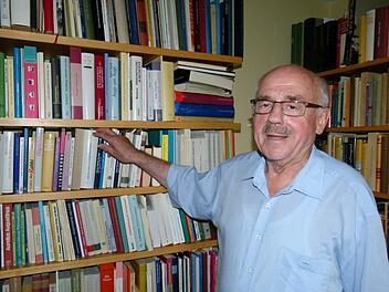 Professor Klaus Guth in seiner heimischen Bibliothek. Doch er ist nicht nur eine Leseratte, sondern auch Naturfreund und sportlich fit. Foto: Marion Krüger-Hundrup