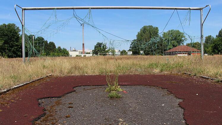 Der Schulsportplatz in Adelsdorf ist zum Zankapfel geworden. Die einen wollen ihn zu Bauland machen, die anderen würden ihn gerne erhalten. Foto: Christian Bauriedel