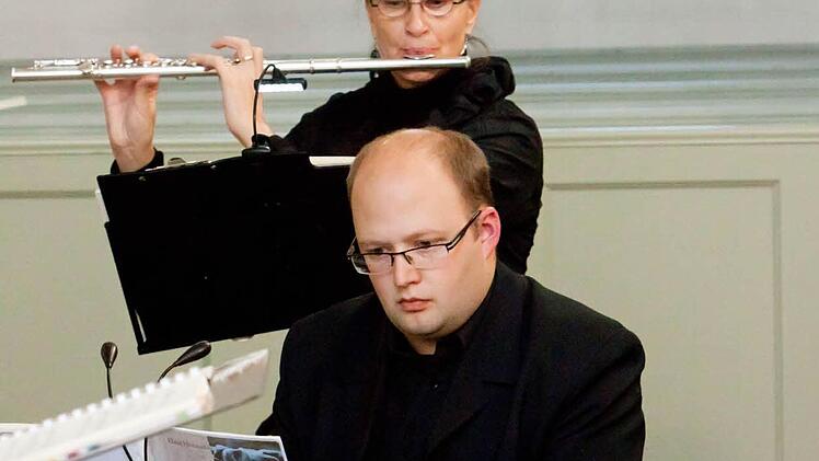 Sandra Schäfer-Küpferling an der Querflöte und Christoph Methfessel am E-Piano begleiteten den SMS-Chor Ludwigsstadt.Foto: Jochen Berger