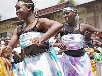 Afrikanische Folklore wird es bei verschiedenen Gelegenheiten in der Zeit vom 7. bis 17. Juli auch in der Pfarreiengemeinschaft Bad Neustadt im Rahmen des Projektes "Abana-Baseka" geben.  Foto: Marion Eckert