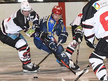 Viktor Ledin (links) und der EC Bad Kissingen haben ein straffes Programm vor sich: Am Freitag geht es zum Schlusslicht nach Selb, am Sonntag kommt der EHC Straubing in die Kurstadt.  Foto: Hopf